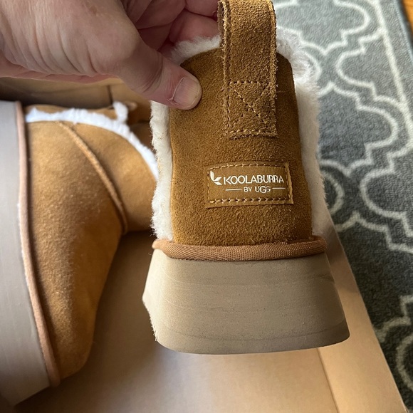 Koolaburra Tan Boots with Cream Fur - Picture 4 of 6